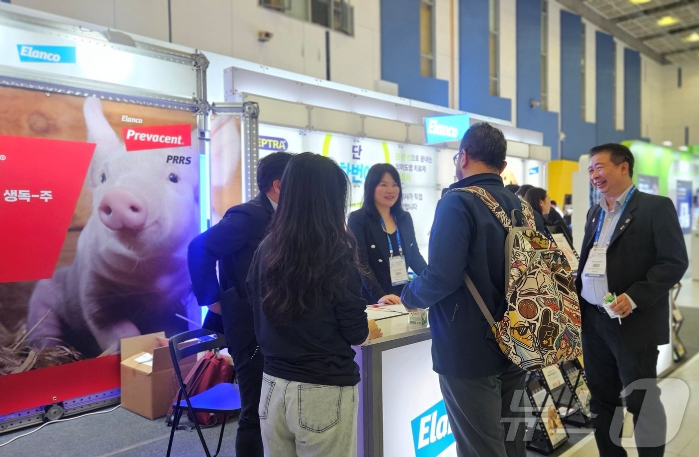 본문 이미지 - 한국엘랑코동물약품은 &#39;파바 2024&#39;가 열린 대전컨벤션센터 부스에서 제품을 선보였다. ⓒ 뉴스1