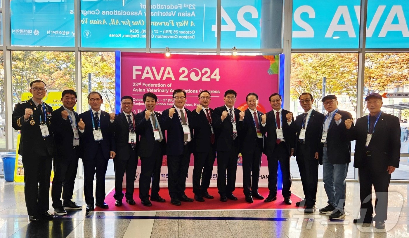 본문 이미지 - 대한수의사회 시도지부장들이 26일 대전컨벤션센터에서 기념사진을 찍고 있다. ⓒ 뉴스1