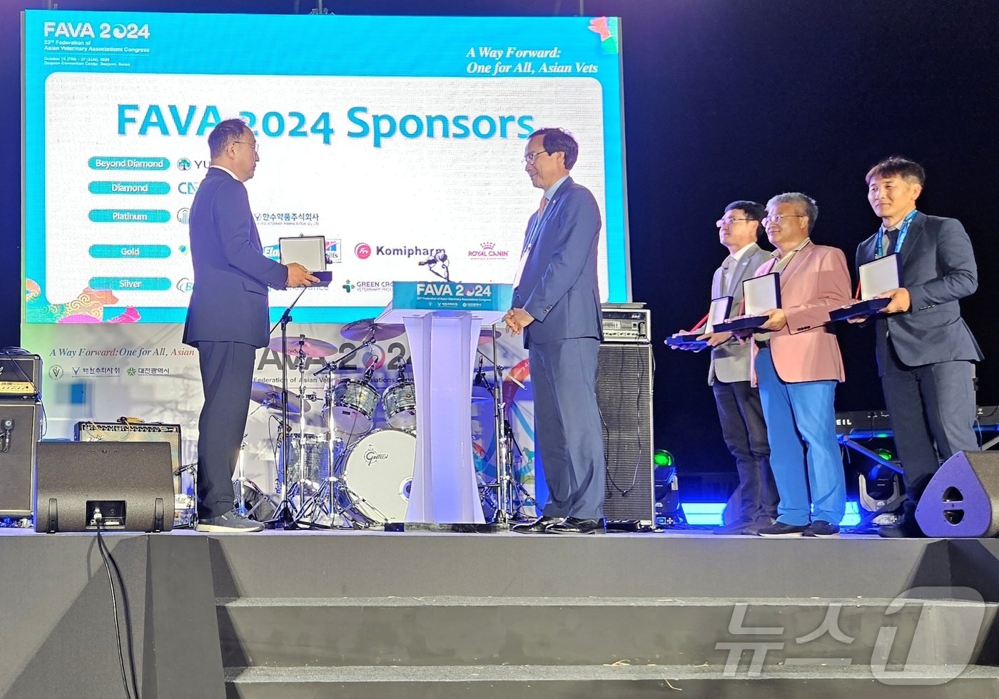 본문 이미지 - 김성수 유한양행 전무가 26일 정인성 파바 조직위원장&#40;왼쪽&#41;으로부터 감사패를 받고 있다. ⓒ 뉴스1