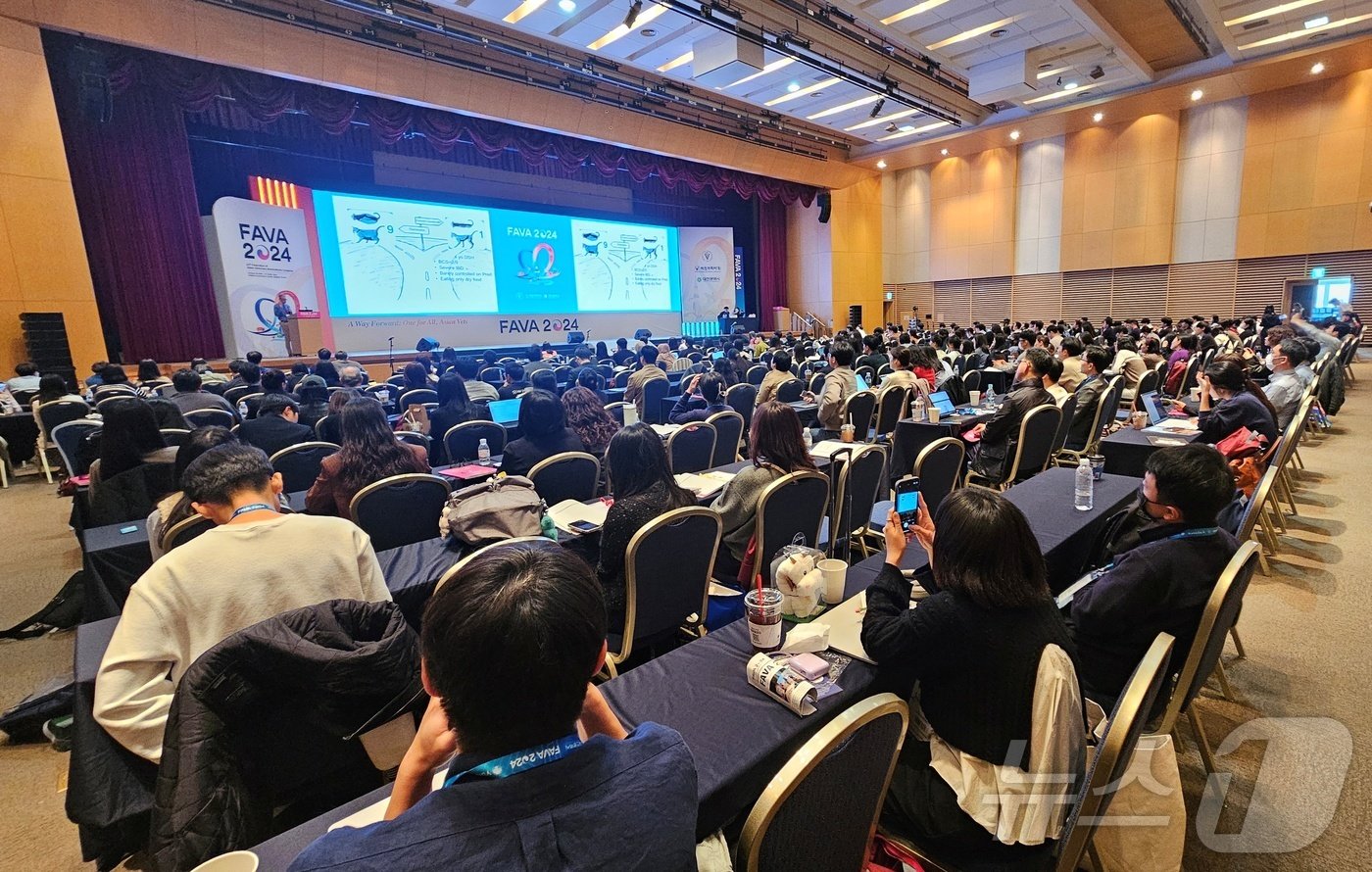 본문 이미지 - 미국수의내과전문의 Chen Gilor 플로리다주립대학교 교수가 26일 대전컨벤션센터에서 강의를 하고 있다. ⓒ 뉴스1