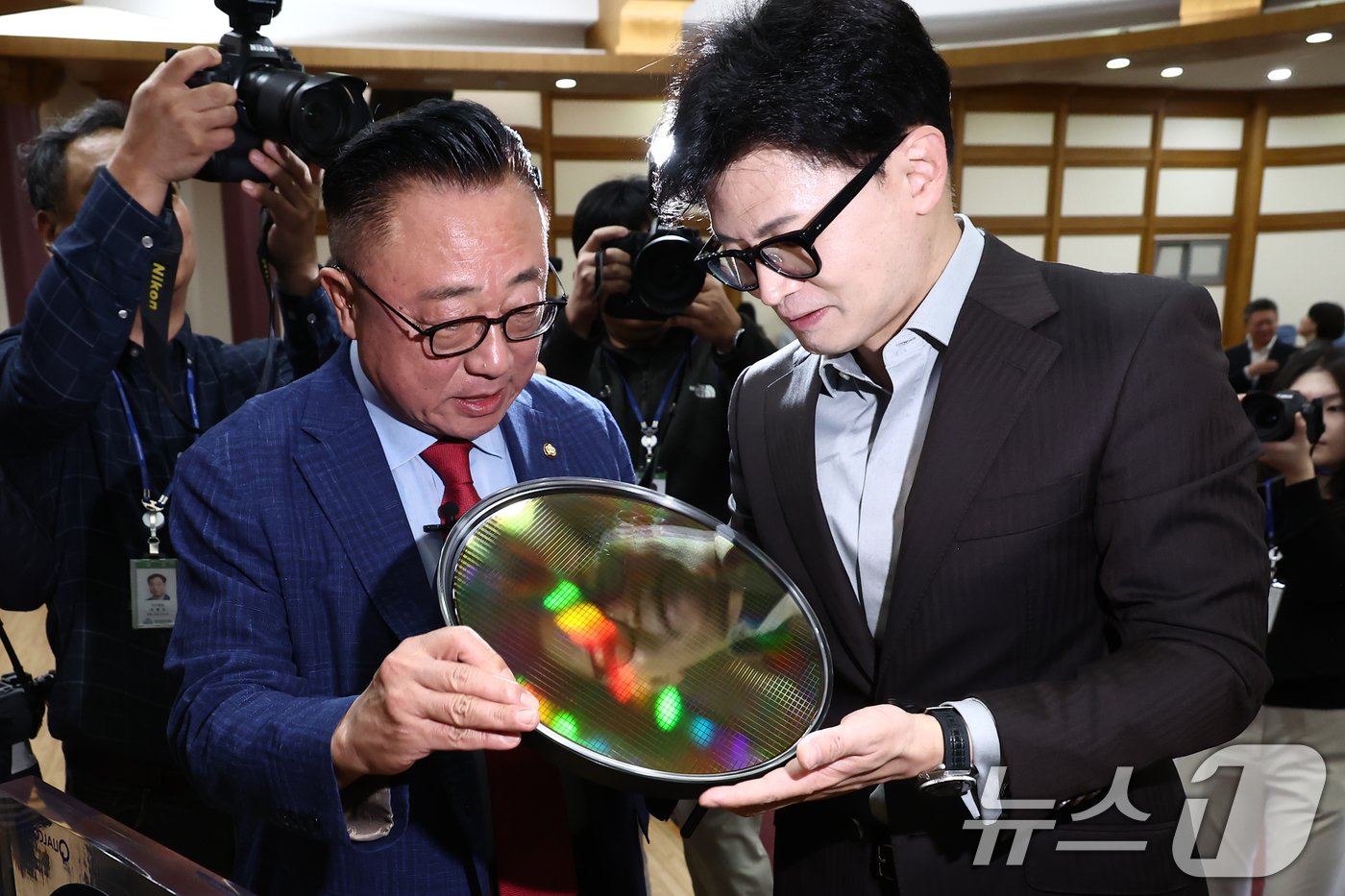 본문 이미지 - 한동훈 국민의힘 대표가 지난달 29일 오전 서울 여의도 국회 의원회관에서 '왜 AI와 반도체를 함께 이야기 하는가?'를 주제로 열린 국민의힘 초선의원 공부모임에 참석, 반도체 웨이퍼를 살펴보고 있다. 왼쪽은 고동진 의원. ⓒ News1 김민지 기자