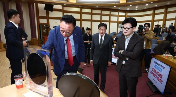 반도체 웨이퍼가 신기한 한동훈 대표