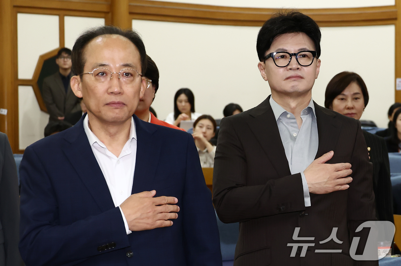 (서울=뉴스1) 김민지 기자 = 국민의힘 한동훈 대표와 추경호 원내대표가 29일 오전 서울 여의도 국회 의원회관에서 '왜 AI와 반도체를 함께 이야기 하는가?'를 주제로 열린 국민 …