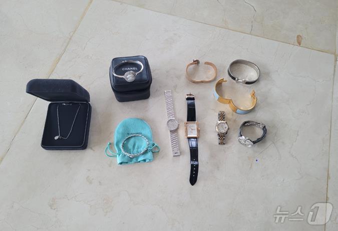 본문 이미지 - 부산시가 최근 고액 체납자의 집을 수색해 압류한 명품 시계 등 고가품(부산시청 제공)