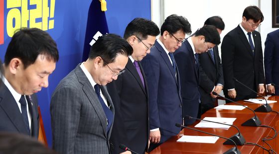 '이태원 참사 2주기' 묵념하는 민주당