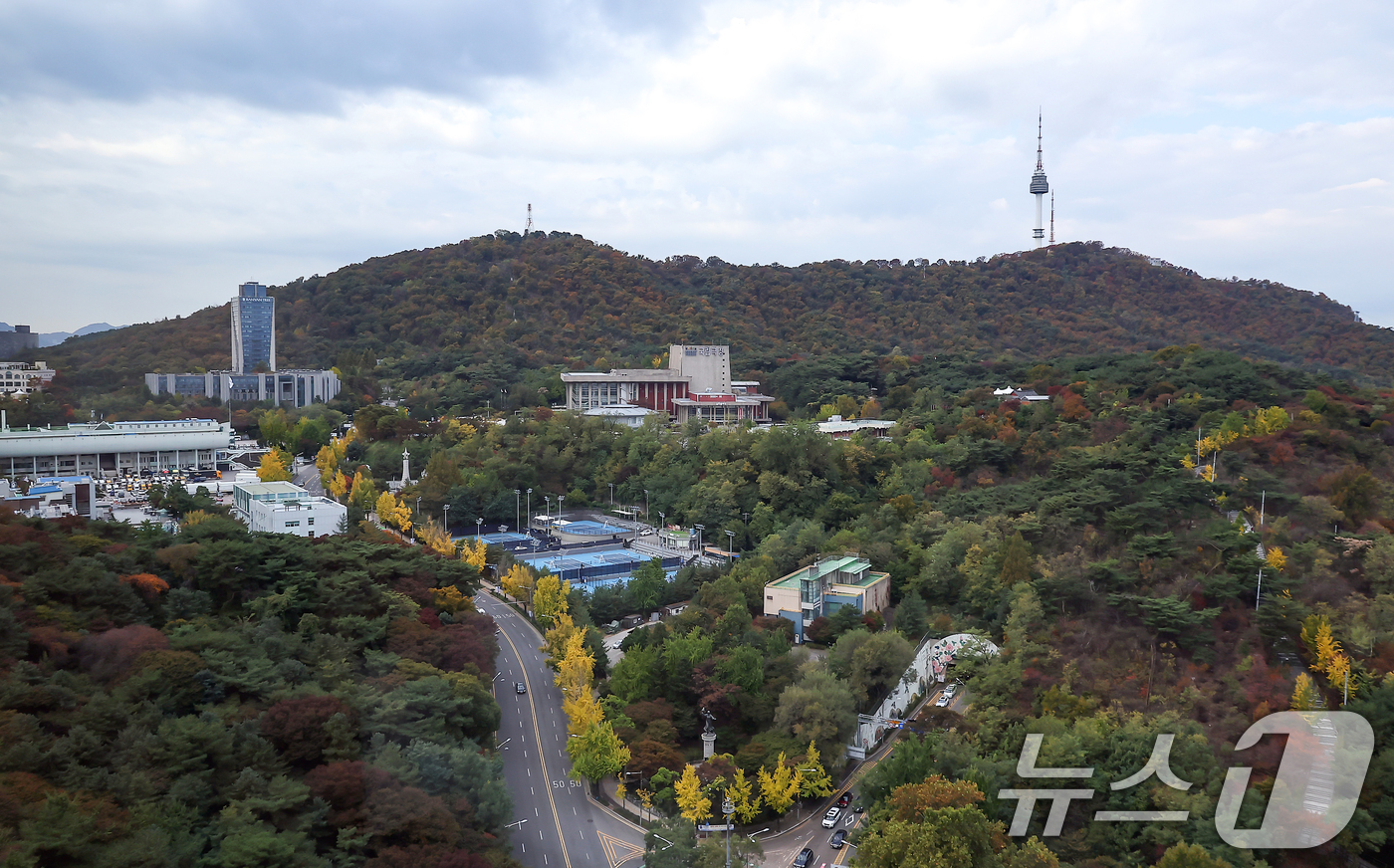 (서울=뉴스1) 김진환 기자 = 전국이 대체로 맑고 선선한 가을 날씨를 보인 29일 오전 서울 중구 신라호텔에서 바라본 남산에 단풍이 울긋불긋 물들어 있다. 2024.10.29/뉴 …