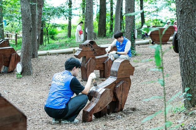 "아이들 더 안전하게"…KCC, 한국미래환경협회와 '유아숲' 개선