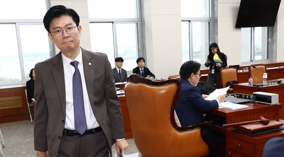 교육위 법안심사소위 퇴장하는 조정훈 여당 간사