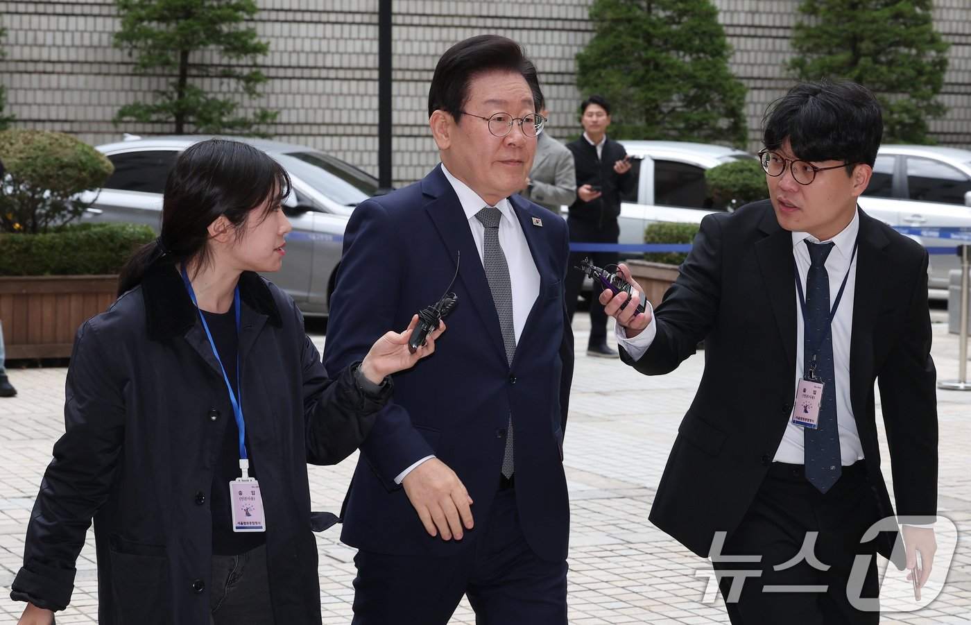 본문 이미지 - 이재명 더불어민주당 대표가 29일 오전 서울 서초구 서울중앙지방법원에서 열린 '대장동 배임·성남FC 뇌물' 특정범죄가중처벌등에관한법률위반(뇌물) 등 1심 속행 공판에 출석하고 있다. 2024.10.29/뉴스1 ⓒ News1 김성진 기자