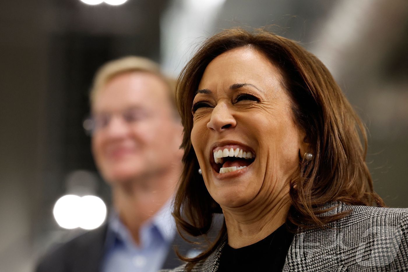 본문 이미지 - 미국 민주당 대선 후보 카멀라 해리스 부통령이 28일(현지시간) 미시간주 새기노에 있는 헴록 반도체 공장을 둘러 보고 있다. 2024.10.29 ⓒ AFP=뉴스1 ⓒ News1 우동명 기자