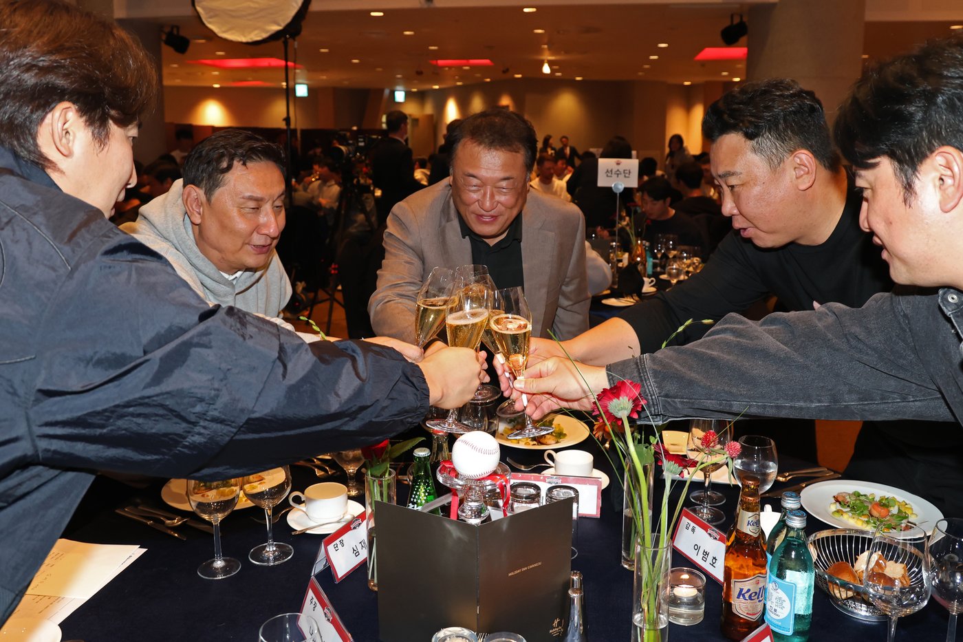 본문 이미지 - 29일 우승 축하연을 가진 KIA 타이거즈. (KIA 타이거즈 제공)