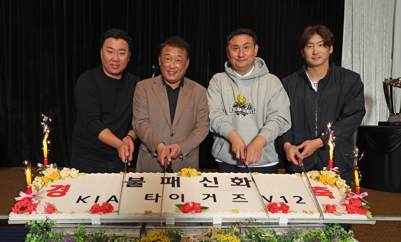 본문 이미지 - 29일 우승 축하연을 진행한 KIA 타이거즈. 왼쪽부터 이범호 감독, 최준영 대표이사, 심재학 단장, 주장 나성범. (KIA 타이거즈 제공)