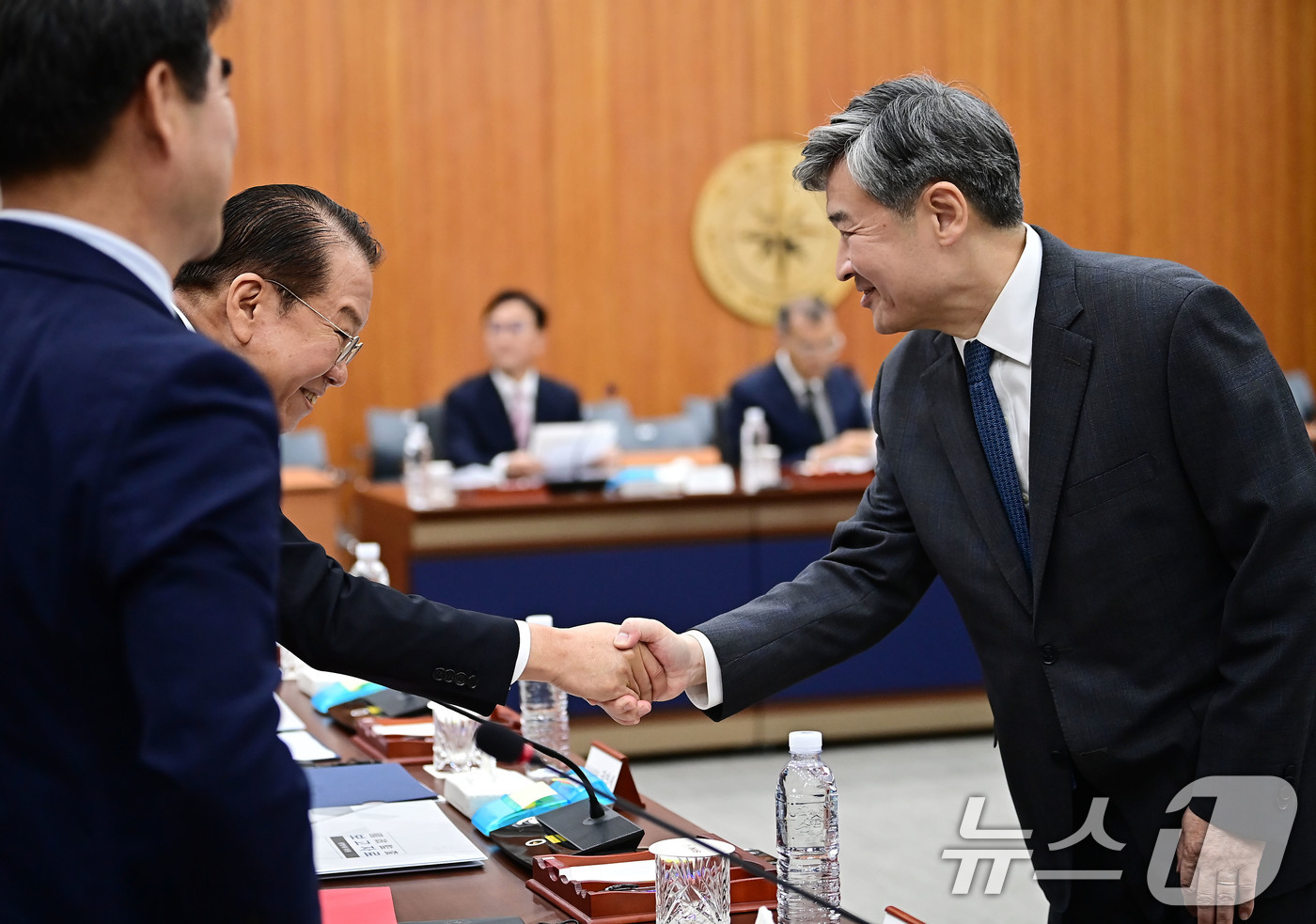 (서울=뉴스1) 국회사진취재단 = 조태용 국정원장이 29일 오전 서울 내곡동 국정원에서 열린 국회 정보위 국정원 국정감사에 의원들과 인사를 나누고 있다. 2024.10.29/뉴스1 …