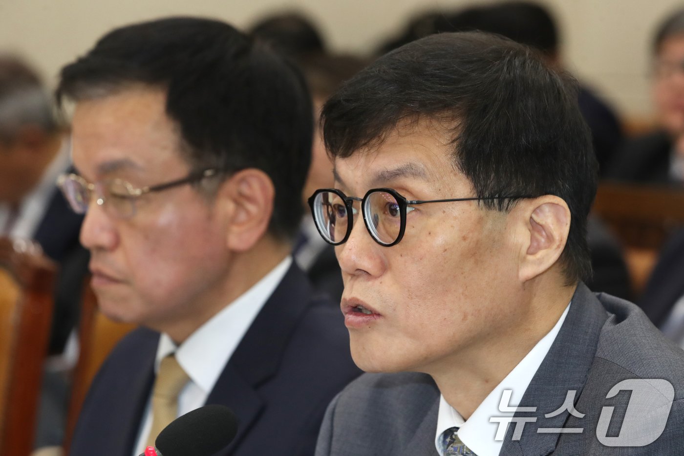 본문 이미지 - 이창용 한국은행 총재가 29일 오전 서울 여의도 국회에서 열린 기획재정위원회의 기획재정부, 한국은행 등에 대한 종합 국정감사에 출석해 의원 질의에 답하고 있다. 2024.10.29/뉴스1 ⓒ News1 이광호 기자