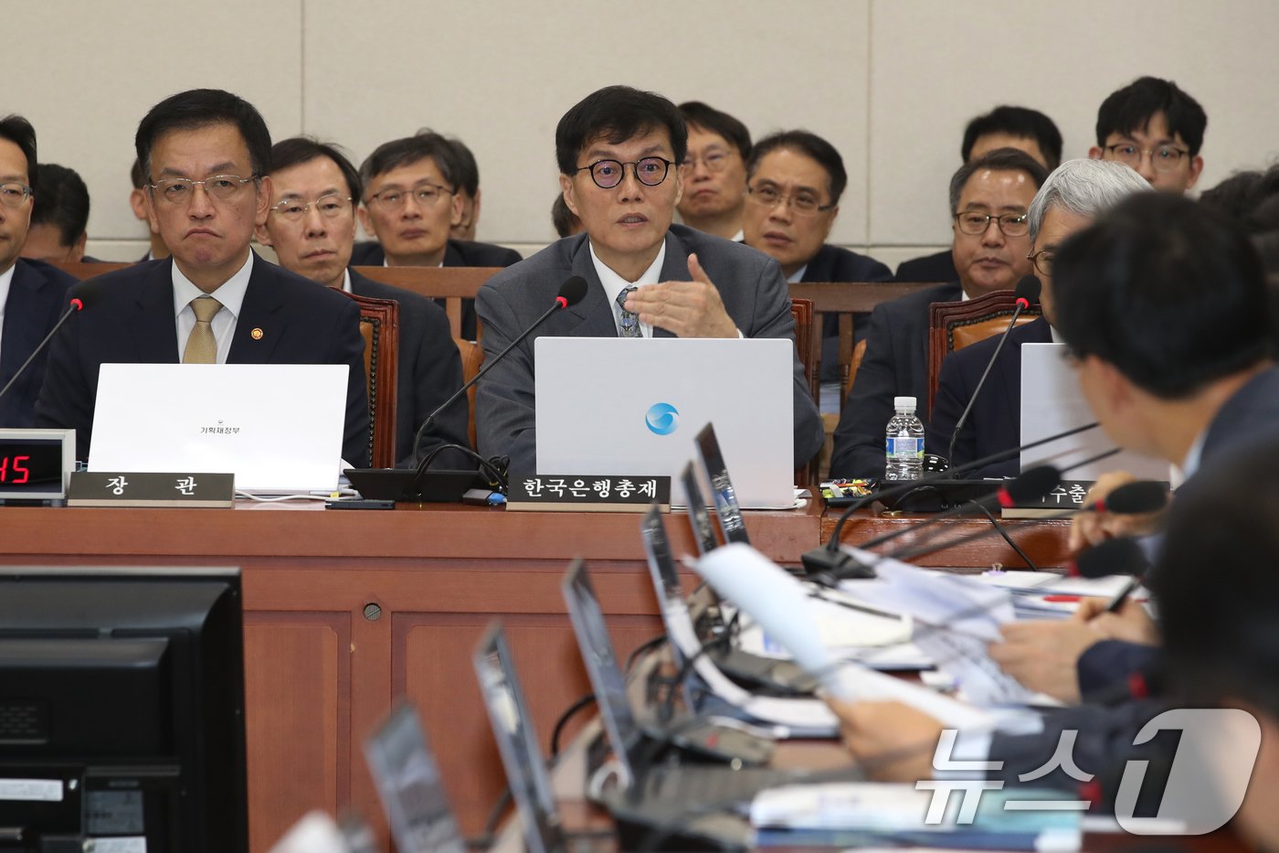 본문 이미지 - 이창용 한국은행 총재가 29일 오전 서울 여의도 국회에서 열린 기획재정위원회의 기획재정부, 한국은행 등에 대한 종합 국정감사에 출석해 의원 질의에 답하고 있다. 2024.10.29/뉴스1 ⓒ News1 이광호 기자