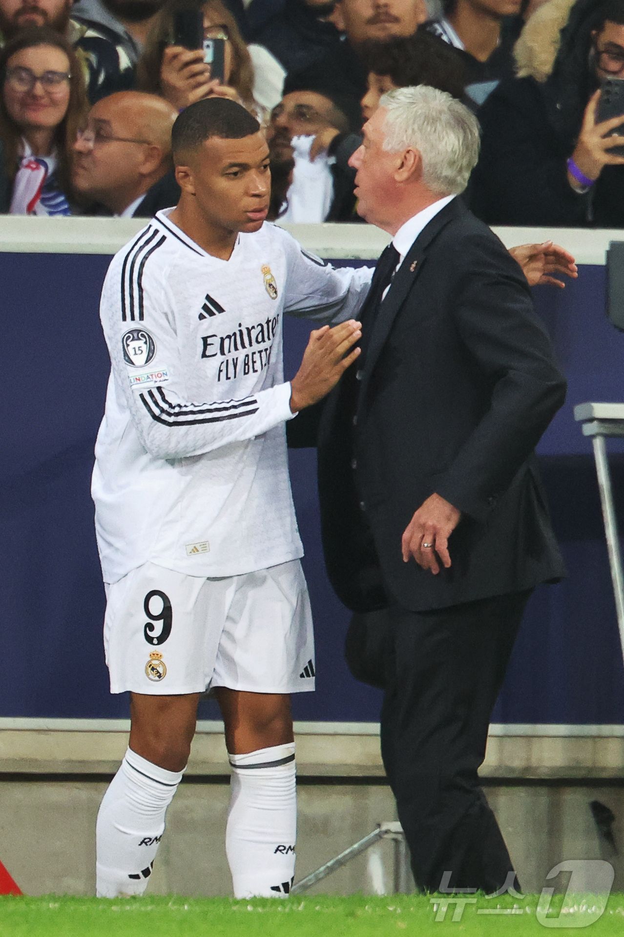 본문 이미지 - 레알 마드리드의 카를로 안첼로티 감독(오른쪽)과 킬리안 음바페도 2024 발롱도르 시상식에 불참했다. ⓒ AFP=뉴스1