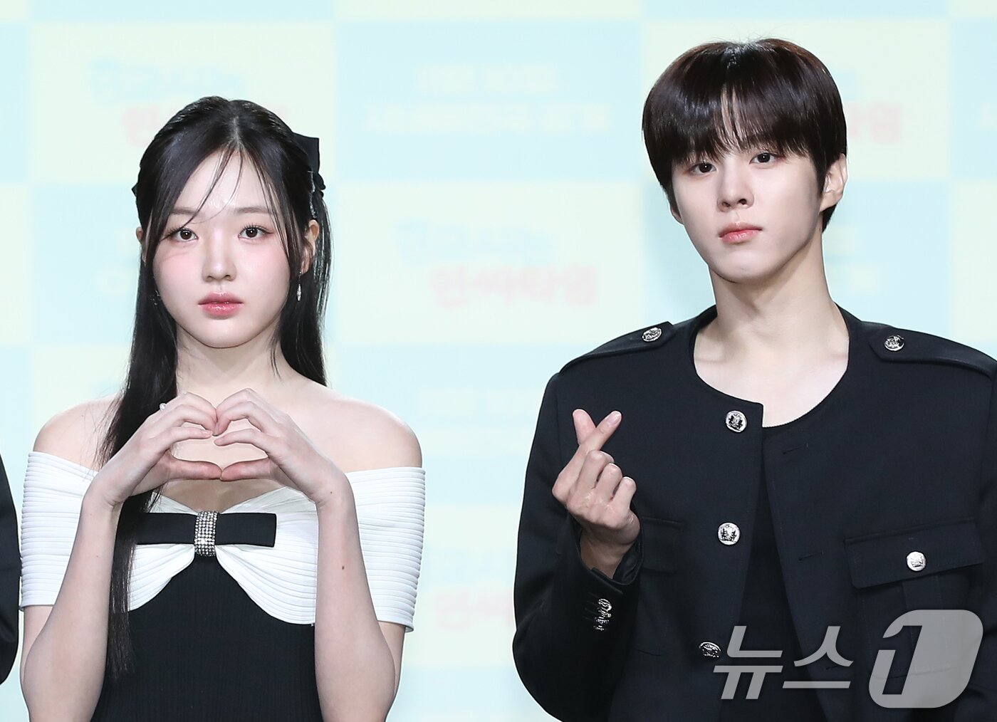 김우석·강나언, 열애는 인정했지만…무표정 속 포토타임
