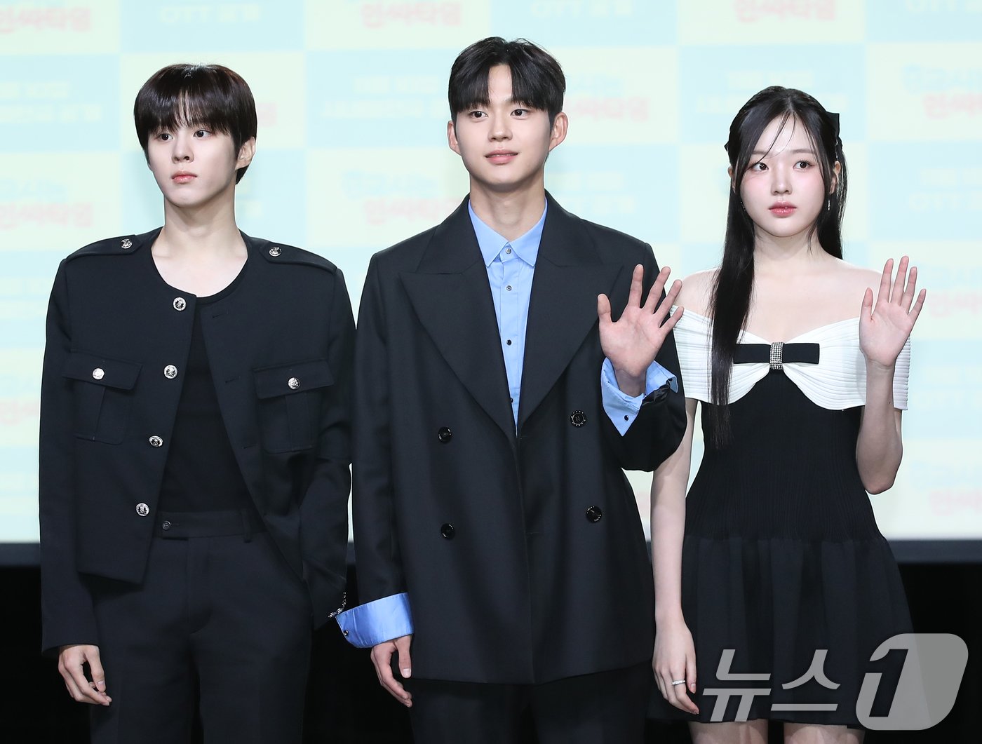 본문 이미지 - 배우 김우석(왼쪽부터)과 최건, 강나언이 29일 서울 강남구 일지아트홀에서 열린 웹드라마 '0교시는 인싸타임'(극본 고이찬 / 연출 배하늘) 제작발표회에 참석해 포즈를 취하고 있다. 앞서 김우석과 강나언은 지난 25일 열애를 공식 인정했다. 김우석은 1996년생, 강나언은 2001년생 5세 차 커플로, 이들은 '0교시는 인싸타임'을 통해 가까워졌고, 연인 사이로 발전했다. 특히 김우석은 오는 11월 4일 군악대로 입대를 앞두고 있다. '0교시는 인싸타임'은 익명 커뮤니티 앱 '인싸타임'의 관리자가 되어 전교생의 모든 비밀을 알게 된 '아싸'(아웃사이더)가 지독하게도 얽히고 싶었던 '핵인싸' 무리에 들어가며 펼쳐지는 하이틴 시크릿 로맨스다. 2024.10.29/뉴스1 ⓒ News1 권현진 기자