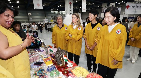 주한외교대사부인반 부스 찾은 정채영 한적 부회장