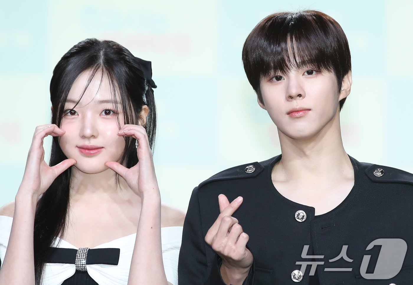 본문 이미지 - 배우 김우석과 강나언이 29일 서울 강남구 일지아트홀에서 열린 웹드라마 '0교시는 인싸타임'(극본 고이찬 / 연출 배하늘) 제작발표회에 참석해 포즈를 취하고 있다. 앞서 김우석과 강나언은 지난 25일 열애를 공식 인정했다. 김우석은 1996년생, 강나언은 2001년생 5세 차 커플로, 이들은 '0교시는 인싸타임'을 통해 가까워졌고, 연인 사이로 발전했다. 특히 김우석은 오는 11월 4일 군악대로 입대를 앞두고 있다. '0교시는 인싸타임'은 익명 커뮤니티 앱 '인싸타임'의 관리자가 되어 전교생의 모든 비밀을 알게 된 '아싸'(아웃사이더)가 지독하게도 얽히고 싶었던 '핵인싸' 무리에 들어가며 펼쳐지는 하이틴 시크릿 로맨스다. 2024.10.29./뉴스1 ⓒ News1 권현진 기자