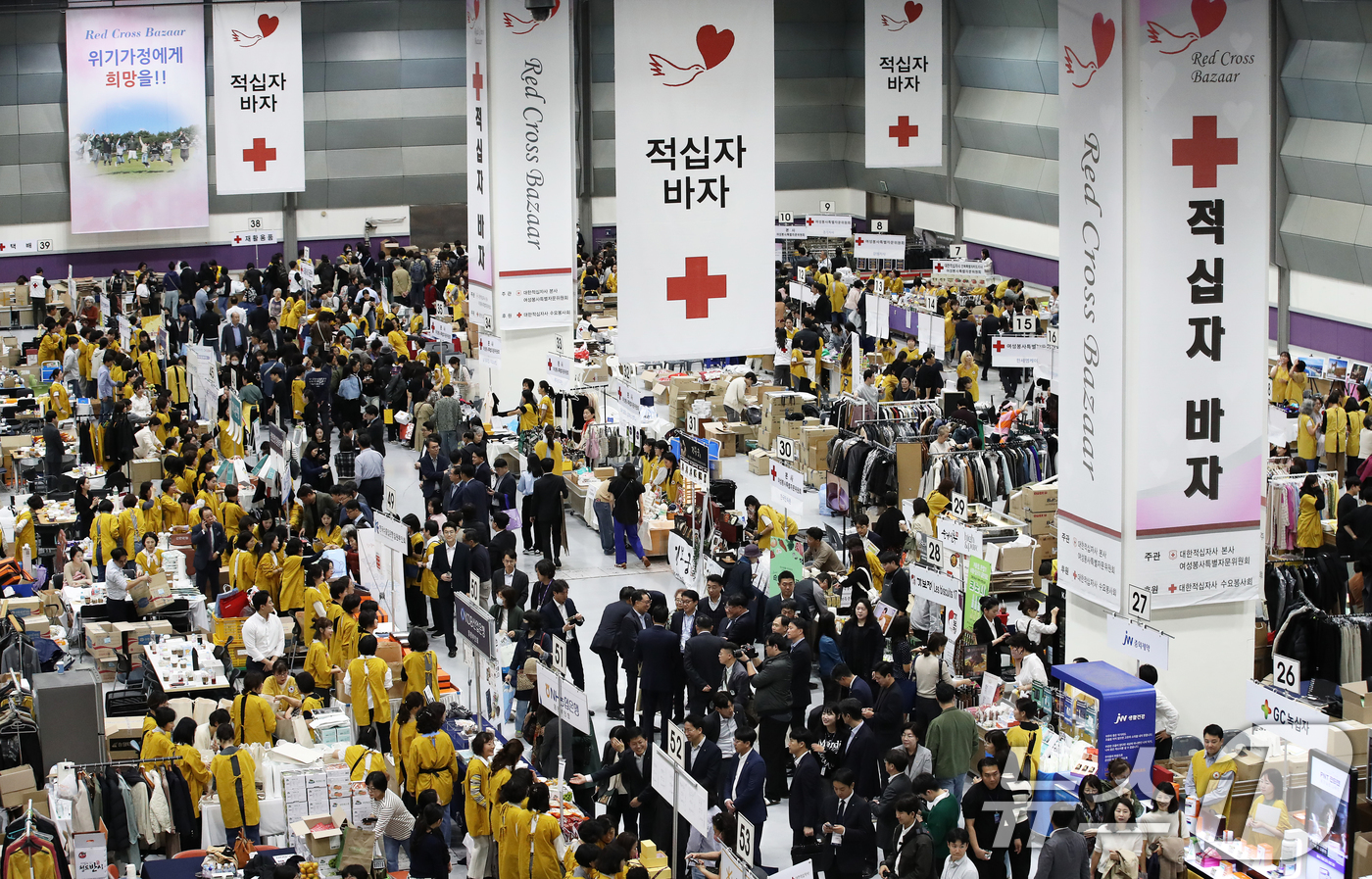 (서울=뉴스1) 오대일 기자 = 29일 서울 강남구 코엑스에서 열린 2024 적십자 바자 행사에서 방문객들이 판매부스를 둘러보고 있다. 1984년부터 41회째 이어온 적십자 바자의 …