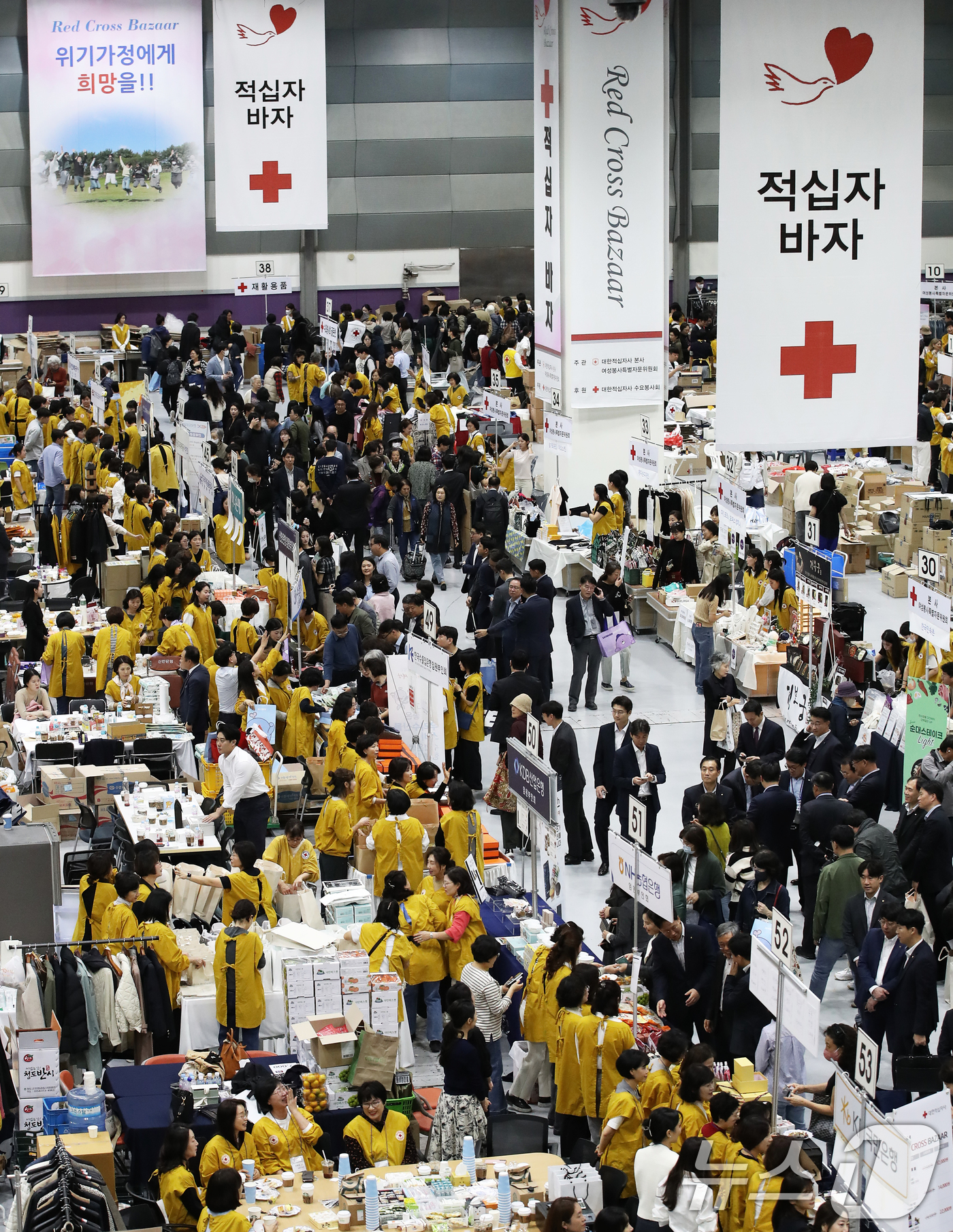 (서울=뉴스1) 오대일 기자 = 29일 서울 강남구 코엑스에서 열린 2024 적십자 바자 행사에서 방문객들이 판매부스를 둘러보고 있다. 1984년부터 41회째 이어온 적십자 바자의 …