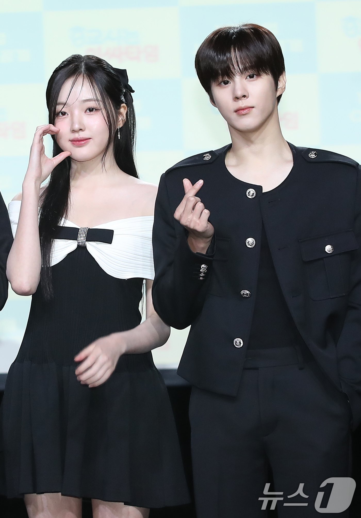 본문 이미지 - 배우 김우석과 강나언&#40;왼쪽&#41;이 29일 서울 강남구 일지아트홀에서 열린 웹드라마 &#39;0교시는 인싸타임&#39;&#40;극본 고이찬 / 연출 배하늘&#41; 제작발표회에 참석해 포즈를 취하고 있다. 앞서 김우석과 강나언은 지난 25일 열애를 공식 인정했다. 김우석은 1996년생, 강나언은 2001년생 5세 차 커플로, 이들은 &#39;0교시는 인싸타임&#39;을 통해 가까워졌고, 연인 사이로 발전했다. 특히 김우석은 오는 11월 4일 군악대로 입대를 앞두고 있다. &#39;0교시는 인싸타임&#39;은 익명 커뮤니티 앱 &#39;인싸타임&#39;의 관리자가 되어 전교생의 모든 비밀을 알게 된 &#39;아싸&#39;&#40;아웃사이더&#41;가 지독하게도 얽히고 싶었던 &#39;핵인싸&#39; 무리에 들어가며 펼쳐지는 하이틴 시크릿 로맨스다. 2024.10.29./뉴스1 ⓒ News1 권현진 기자