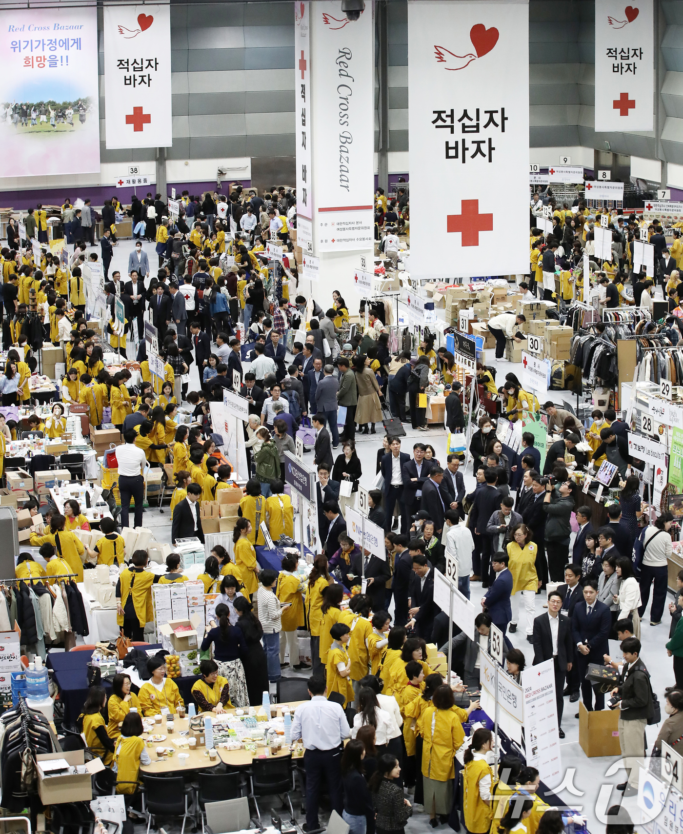 (서울=뉴스1) 오대일 기자 = 29일 서울 강남구 코엑스에서 열린 2024 적십자 바자 행사에서 방문객들이 판매부스를 둘러보고 있다. 1984년부터 41회째 이어온 적십자 바자의 …