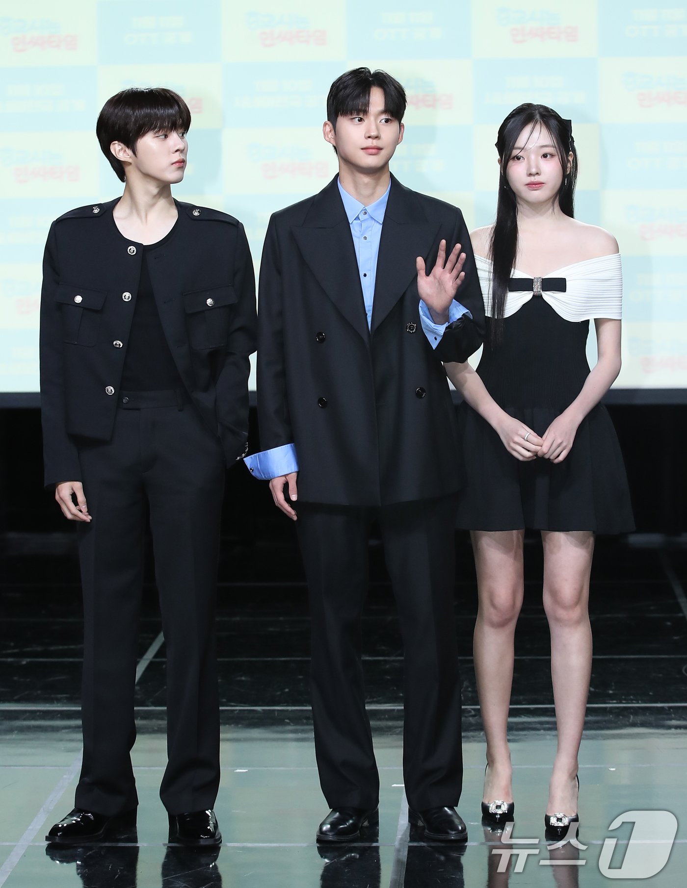 본문 이미지 - 배우 김우석(왼쪽부터)과 최건, 강나언이 29일 서울 강남구 일지아트홀에서 열린 웹드라마 '0교시는 인싸타임'(극본 고이찬 / 연출 배하늘) 제작발표회에 참석해 포즈를 취하고 있다. 앞서 김우석과 강나언은 지난 25일 열애를 공식 인정했다. 김우석은 1996년생, 강나언은 2001년생 5세 차 커플로, 이들은 '0교시는 인싸타임'을 통해 가까워졌고, 연인 사이로 발전했다. 특히 김우석은 오는 11월 4일 군악대로 입대를 앞두고 있다. '0교시는 인싸타임'은 익명 커뮤니티 앱 '인싸타임'의 관리자가 되어 전교생의 모든 비밀을 알게 된 '아싸'(아웃사이더)가 지독하게도 얽히고 싶었던 '핵인싸' 무리에 들어가며 펼쳐지는 하이틴 시크릿 로맨스다. 2024.10.29/뉴스1 ⓒ News1 권현진 기자