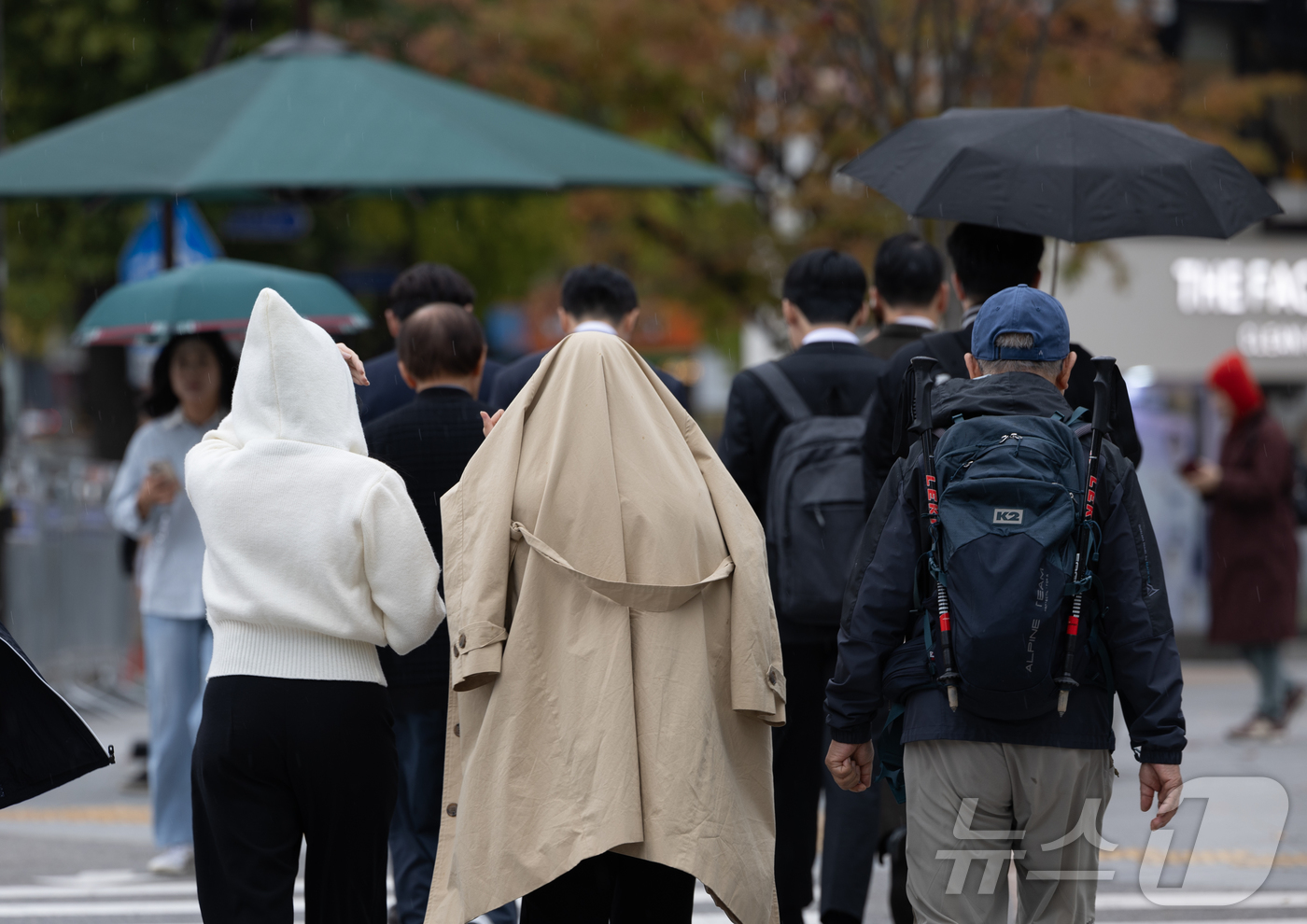 (서울=뉴스1) 이재명 기자 = 가을비가 내리는 29일 오전 서울 세종대로 광화문광장에서 우산을 준비하지 못한 시민들이 발걸음을 재촉하고 있다. 2024.10.29/뉴스1