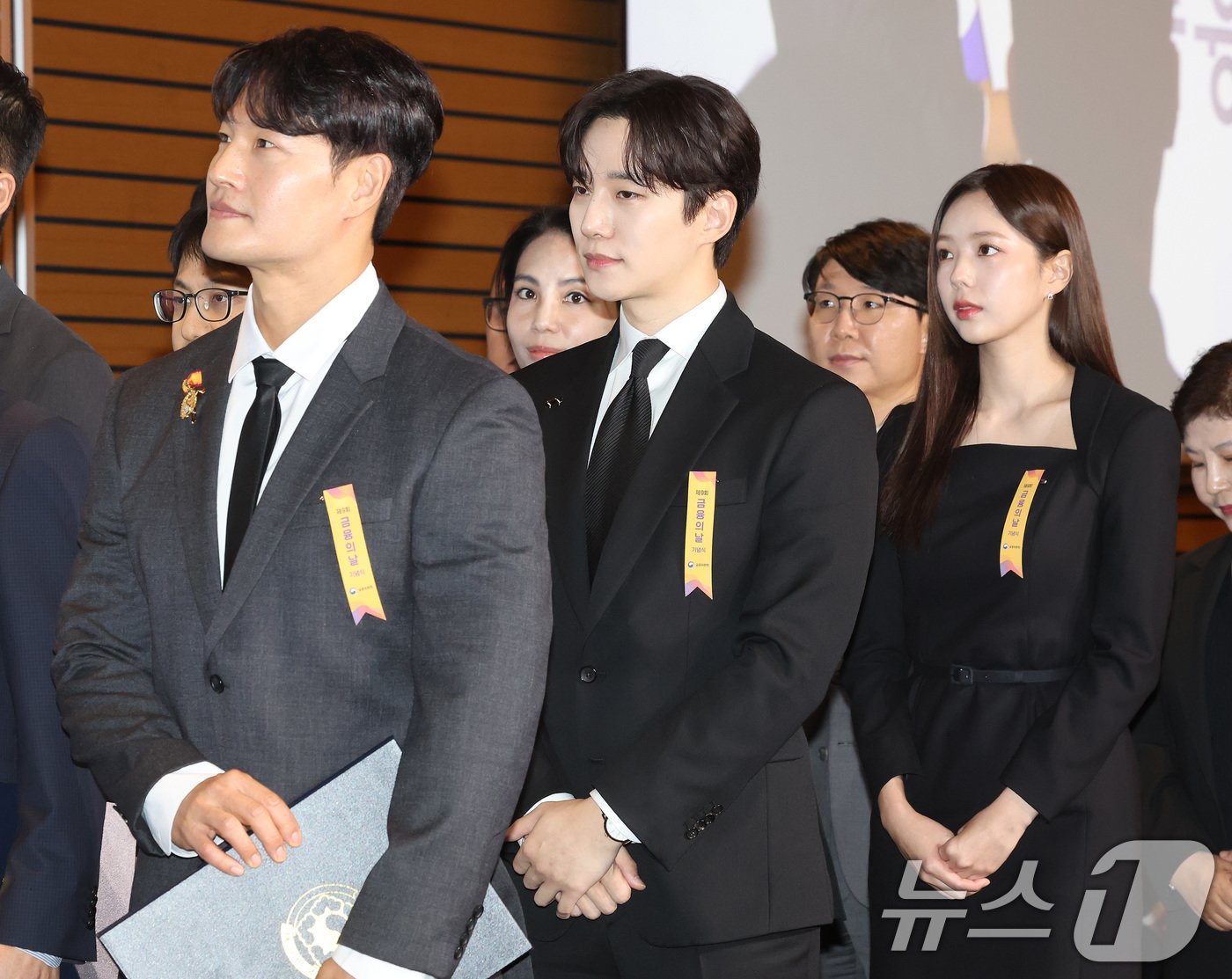 본문 이미지 - 9일 서울 여의도 FKI타워에서 열린 제9회 ‘금융의 날’ 기념식에서 대통령표창을 수상한 방송인 김종국, 국무총리표창 이준호, 금융위원장표창 채수빈이 행사에 참석하고 있다. 2024.10.29/뉴스1 ⓒ News1 이동해 기자