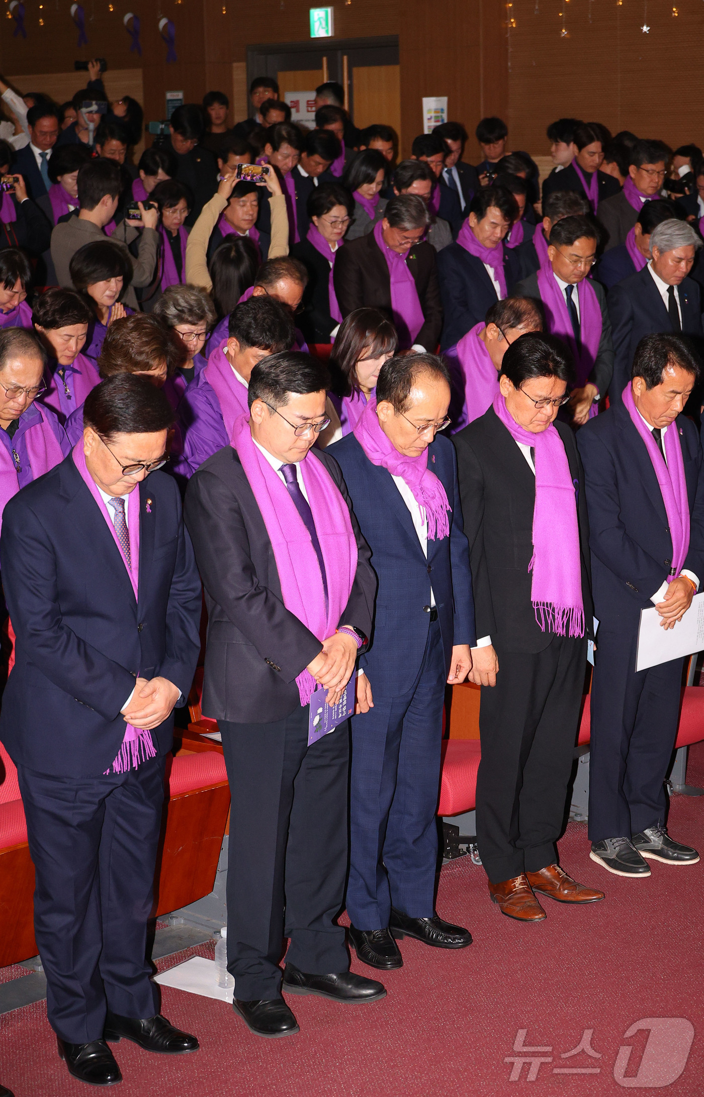 (서울=뉴스1) 김민지 기자 = 우원식 국회의장과 추경호 국민의힘 원내대표, 박찬대 더불어민주당 원내대표 등 참석자들이 29일 오전 서울 여의도 국회에서 열린 10.29 이태원참사 …