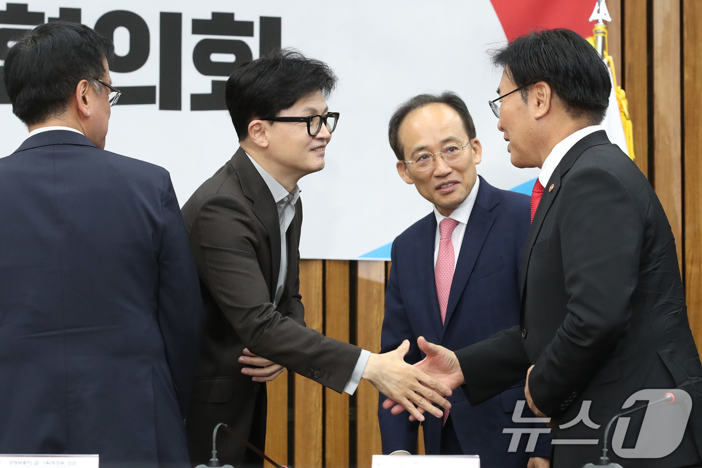 (서울=뉴스1) 이광호 기자 = 한동훈 국민의힘 대표와 추경호 원내대표가 29일 오후 서울 여의도 국회에서 열린 민생 입법과제 점검 당정협의회에서 유상임 과학기술정보통신부장관과 인 …