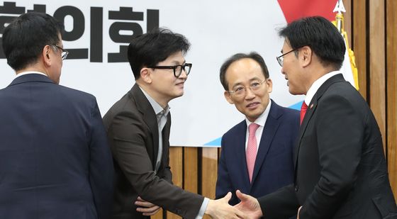 인사나누는 한동훈 대표