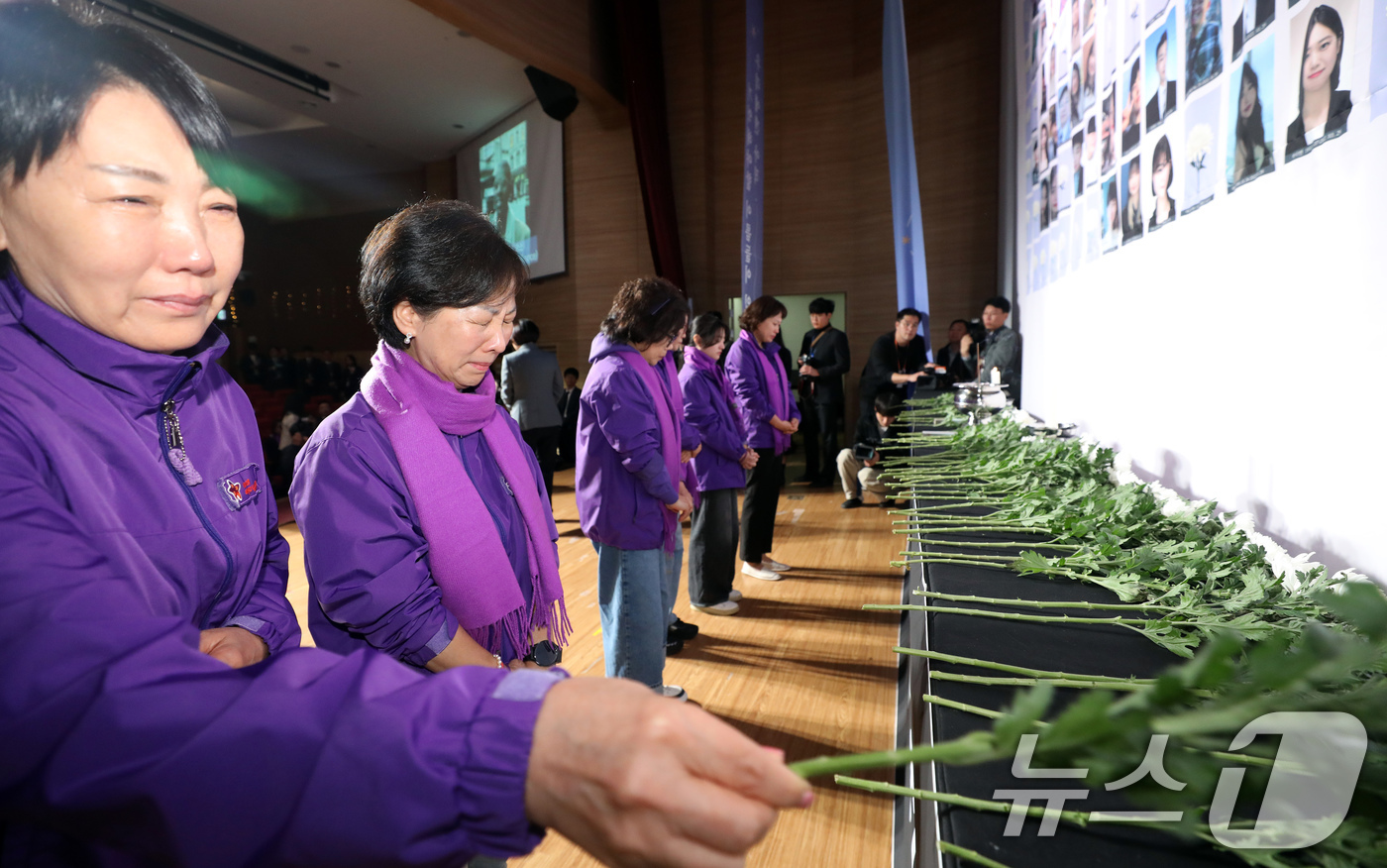 (서울=뉴스1) 김민지 기자 = 29일 서울 여의도 국회에서 열린 10·29 이태원참사 2주기 추모식에서 유가족들이 헌화하고 있다. (공동취재) 2024.10.29/뉴스1