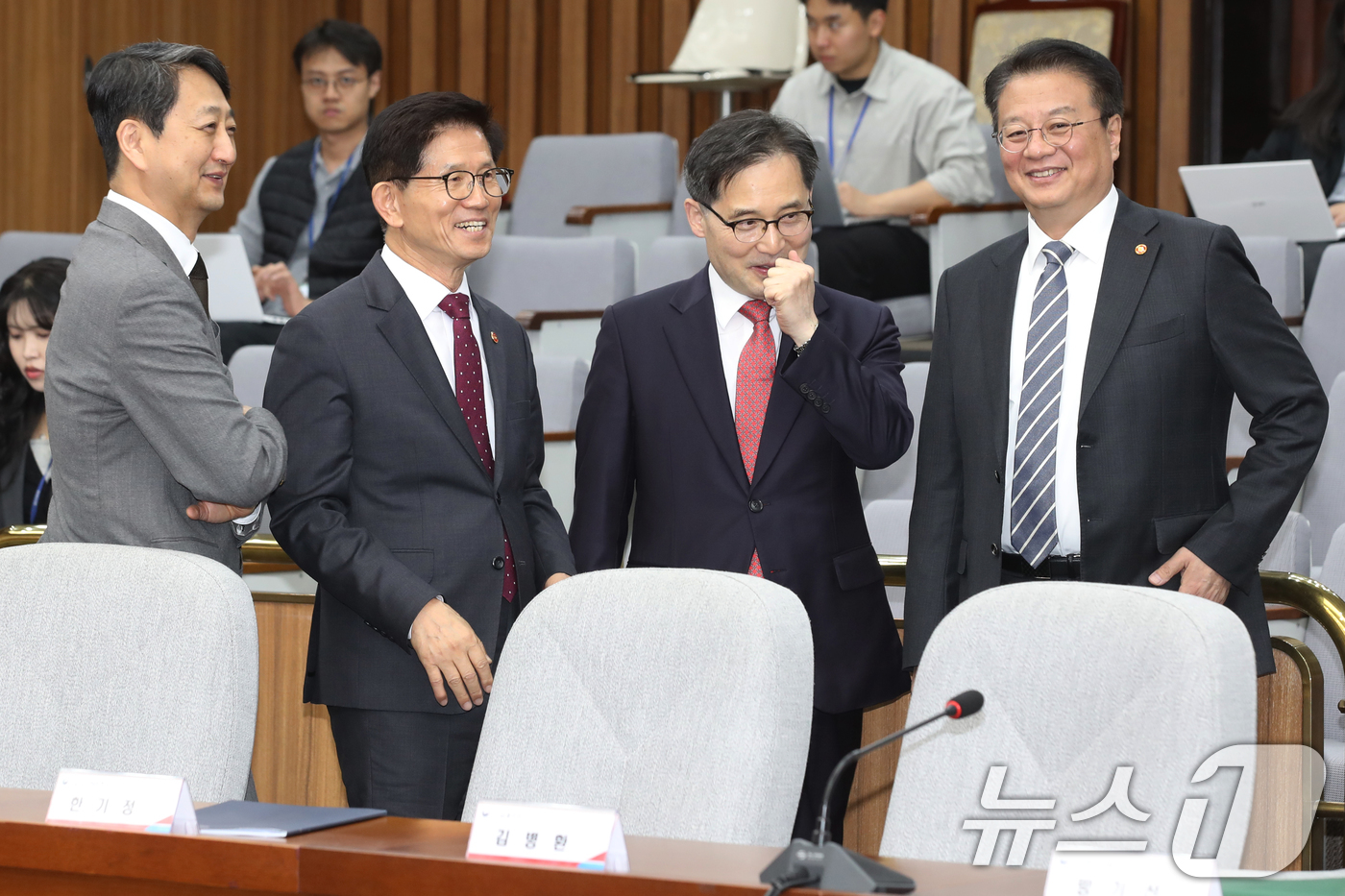 (서울=뉴스1) 이광호 기자 = 안덕근 산업통상자원부장관(왼쪽부터)과 김문수 고용노동부장관, 한기정 공정거래위원장, 방기선 국무조정실장이 29일 오후 서울 여의도 국회에서 열린 민 …