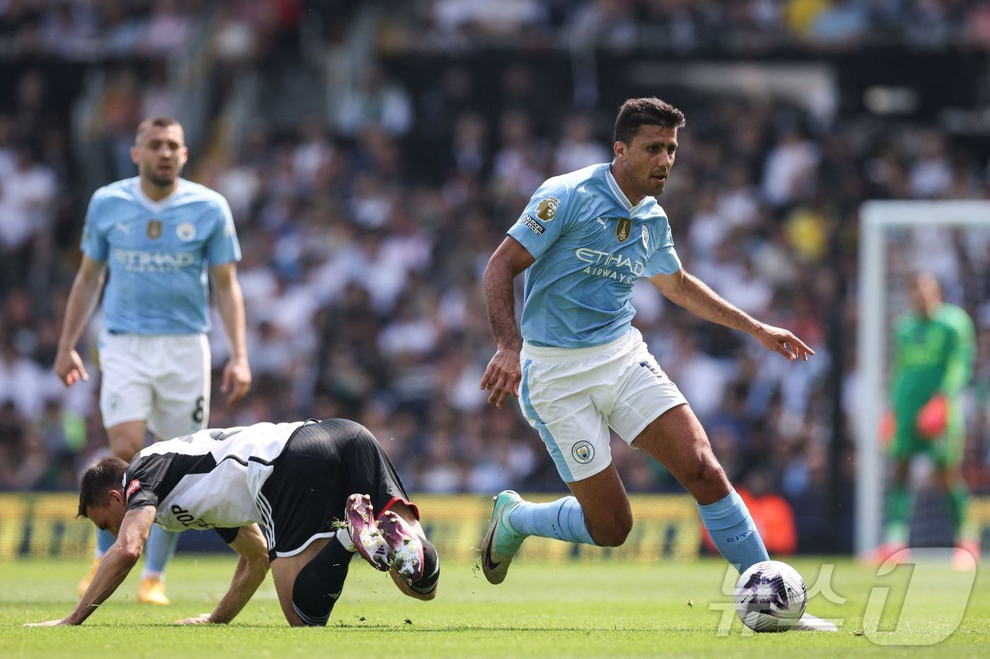 본문 이미지 - 로드리의 드리블 돌파. ⓒ AFP=뉴스1