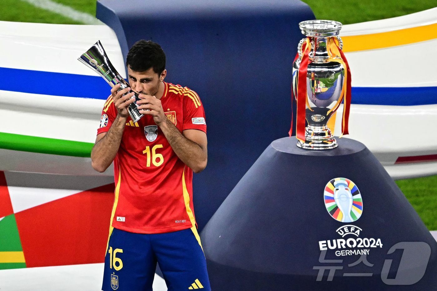 본문 이미지 - 로드리는 유로 2024에서 스페인을 정상으로 이끌어 대회 최우수선수로 뽑혔다. ⓒ AFP=뉴스1