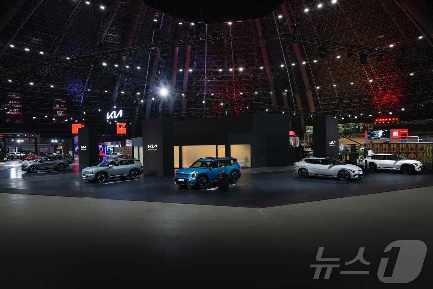 본문 이미지 -  기아가 29일(현지시간) 사우디아라비아 제다 슈퍼돔에서 열린 '2024 제다 국제 모터쇼'에서 브랜드 첫 정통 픽업 '더 기아 타스만'을 세계 최초로 공개했다. 사진은 기아 전시관 모습.(기아 제공)