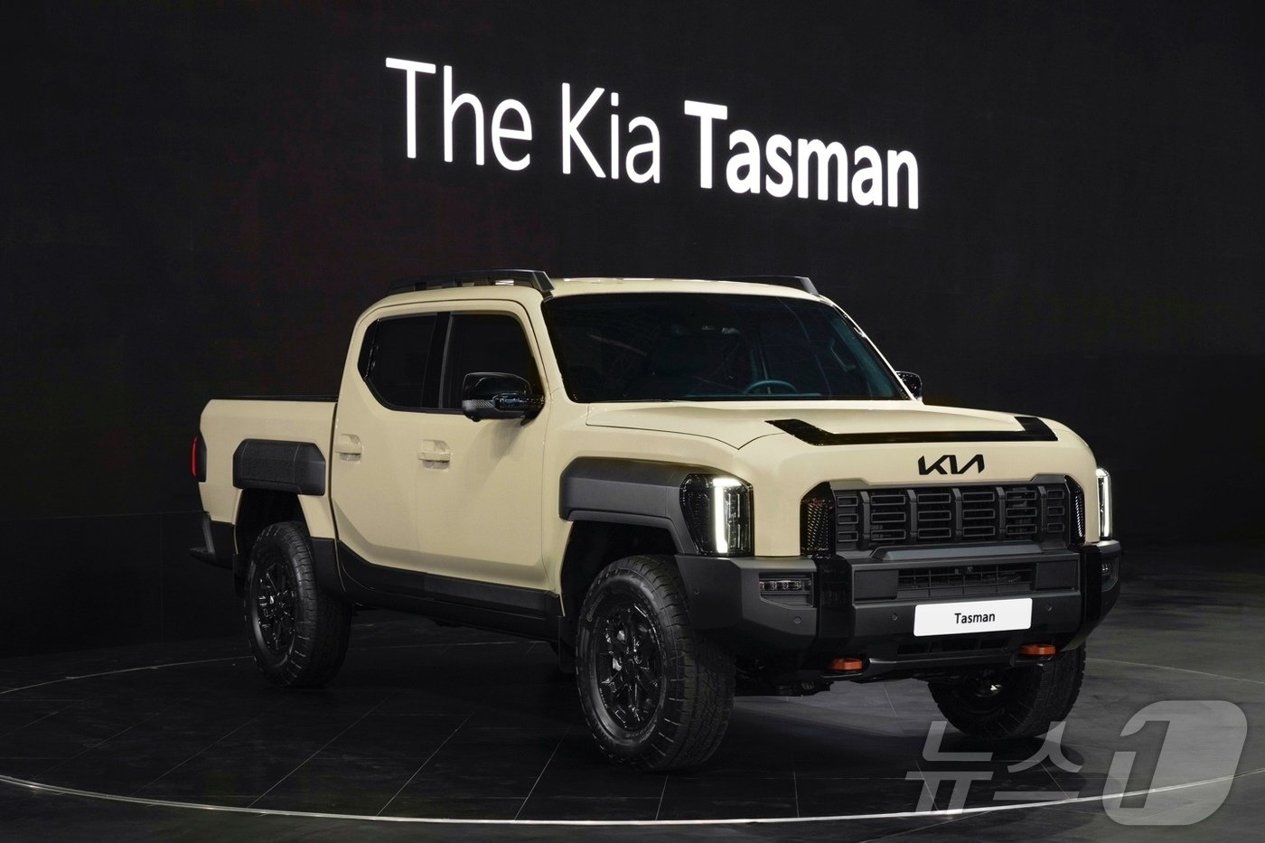 본문 이미지 -  기아가 29일(현지시간) 사우디아라비아 제다 슈퍼돔에서 열린 '2024 제다 국제 모터쇼'에서 브랜드 첫 정통 픽업 '더 기아 타스만'을 세계 최초로 공개했다. 사진은 오프로드 성능을 강화한 '타스만 엑스 프로'.(기아 제공)