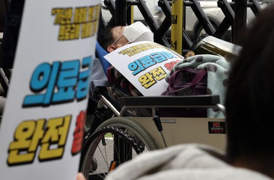 인권위 "의료급여 정률제·본인부담 차등제, 생존권 침해"