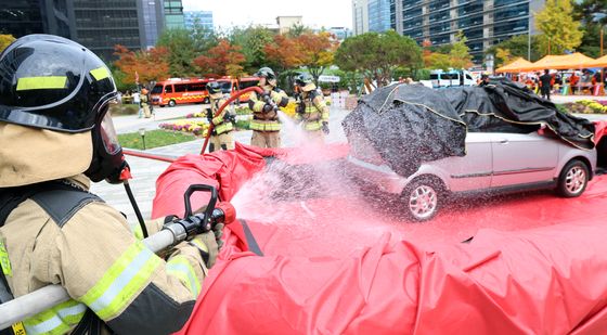 간이 수조에서 전기차 화재 진압