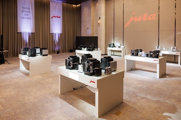 본문 이미지 - 유라(JURA) 신제품 론칭쇼에서 선보인 가정용 및 상업용 커피머신. /사진제공 = 유라