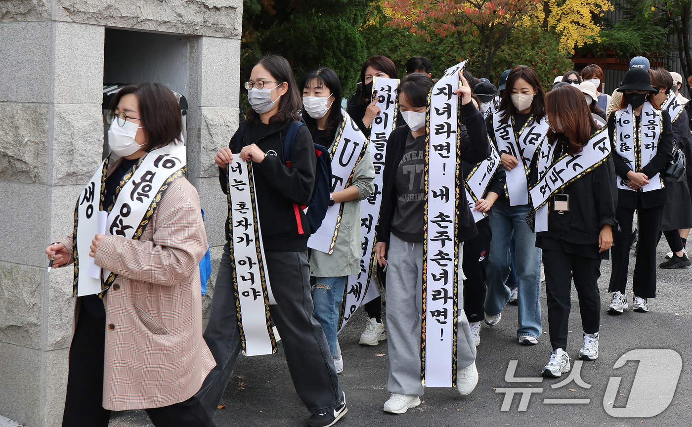 (성남=뉴스1) 장수영 기자 = 성남시 지역 학부모들이 29일 경기 성남시의 한 중학교에서 운영위원장을 맡고 있는 이영경 성남시의원의 해임을 요구하기 위해 학교로 들어가고 있다.최 …