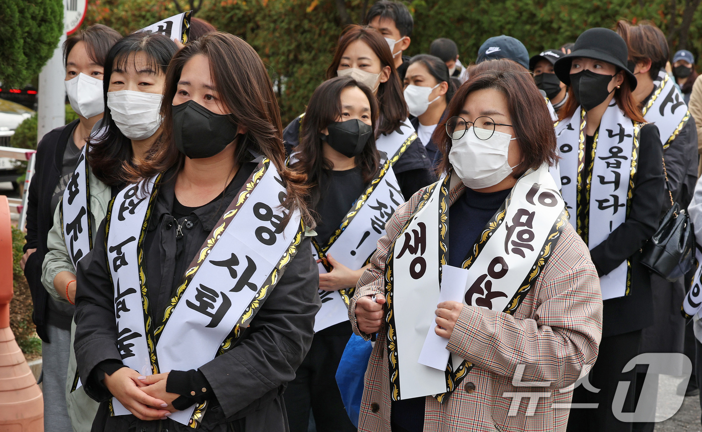 (성남=뉴스1) 장수영 기자 = 성남시 지역 학부모들이 29일 경기 성남시의 한 중학교에서 운영위원장을 맡고 있는 이영경 성남시의원의 해임을 요구하기 위해 학교로 들어가고 있다.최 …