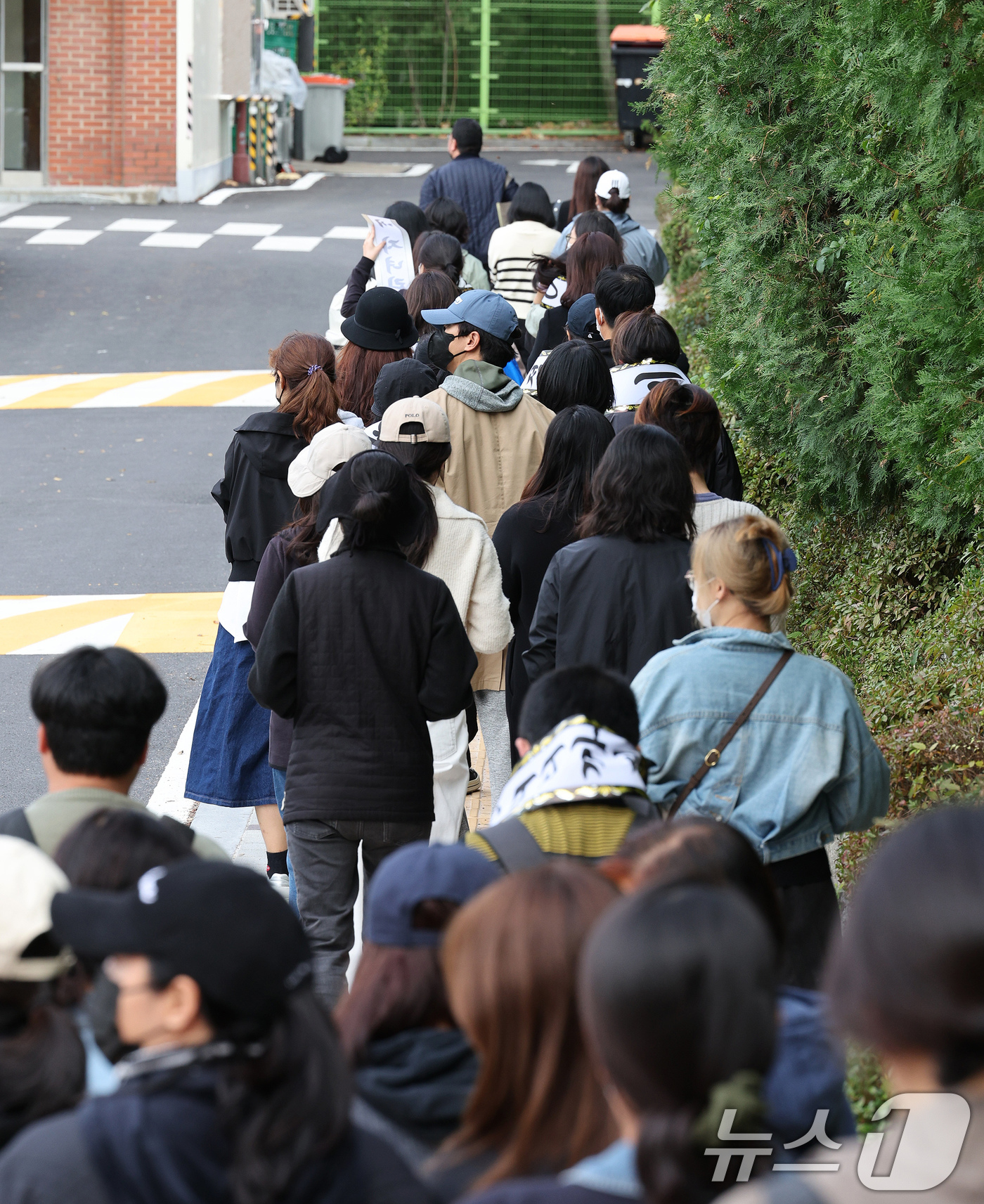 (성남=뉴스1) 장수영 기자 = 성남시 지역 학부모들이 29일 경기 성남시의 한 중학교에서 운영위원장을 맡고 있는 이영경 성남시의원의 해임을 요구하기 위해 학교로 들어가고 있다.최 …