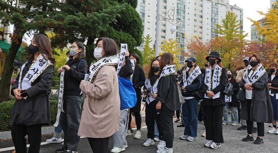 이영경 시의원이 맡은 중학교 운영위원장 해임 촉구 위해 모인 학보무