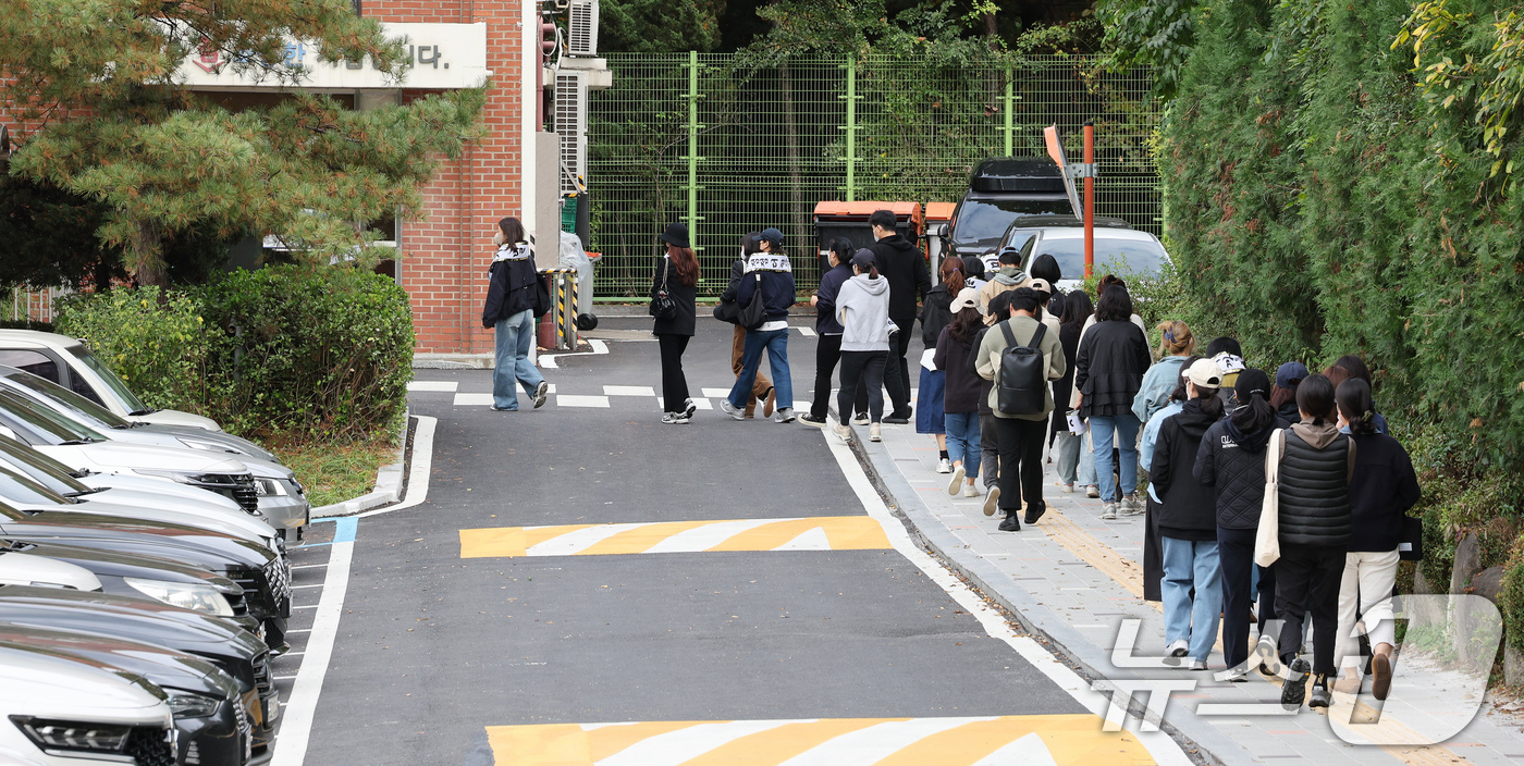 (성남=뉴스1) 장수영 기자 = 성남시 지역 학부모들이 29일 경기 성남시의 한 중학교에서 운영위원장을 맡고 있는 이영경 성남시의원의 해임을 요구하기 위해 학교로 들어가고 있다.최 …