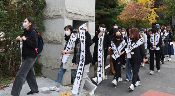 학폭 자녀 문제 놓인 이영경 성남시의원, 학교운영위원장 해임 촉구 위해 모인 학부모들