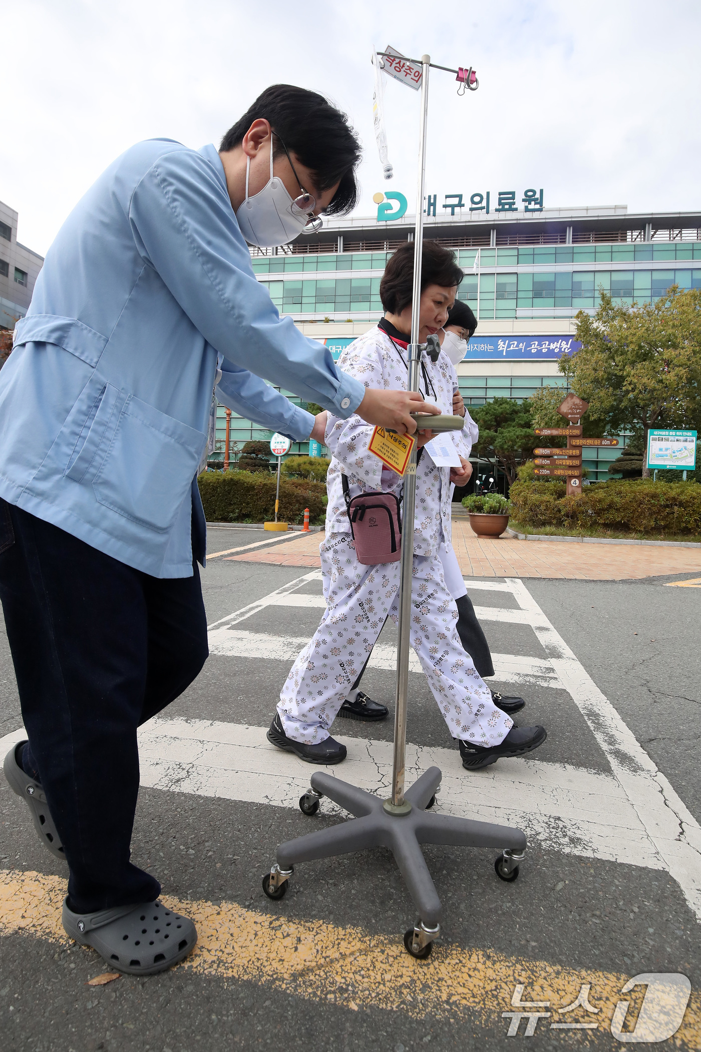 (대구=뉴스1) 공정식 기자 = 29일 오후 대구 서구 대구의료원에서 의료시설 대형화재를 가정해 실시된 '2024년 재난대응 안전한국훈련 및 긴급구조 종합훈련'에서 의료진과 병원 …